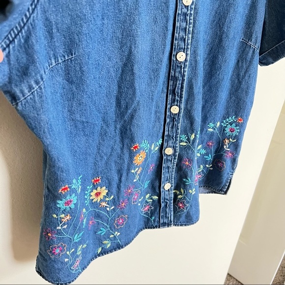 π
ΊDENIM Short Sleeve Button Down w/ Floral Embroidery - Picture 7 of 8